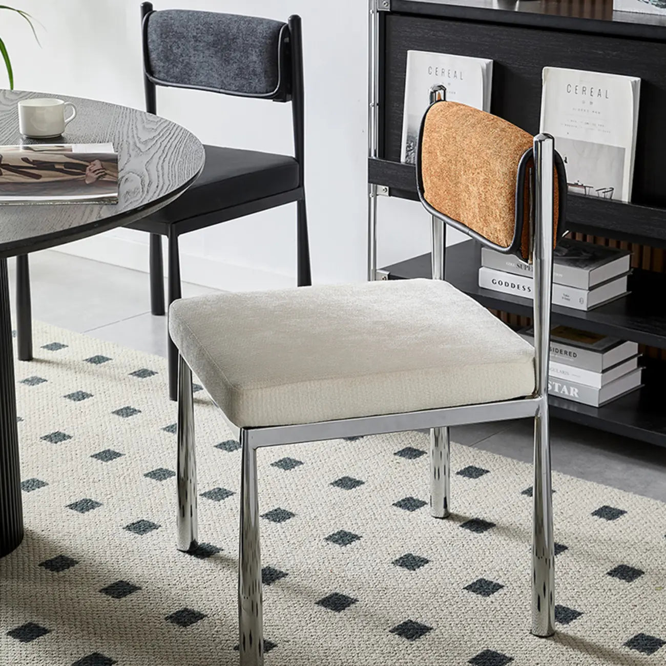 Chaise de salle à manger rembourrée en lin de style moderne du milieu du siècle