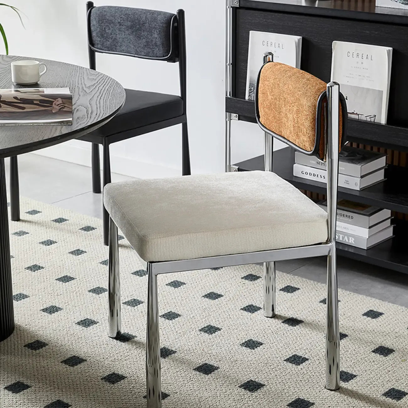 Chaise de salle à manger rembourrée en lin de style moderne du milieu du siècle