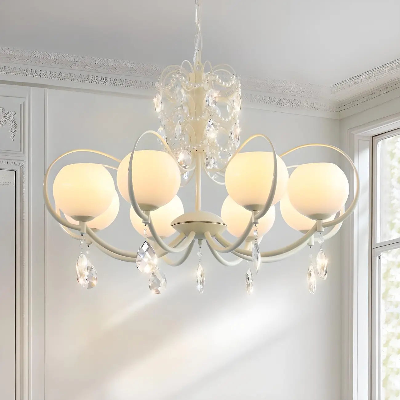 Lustre moderne en cristal, métal ivoire et verre blanc.