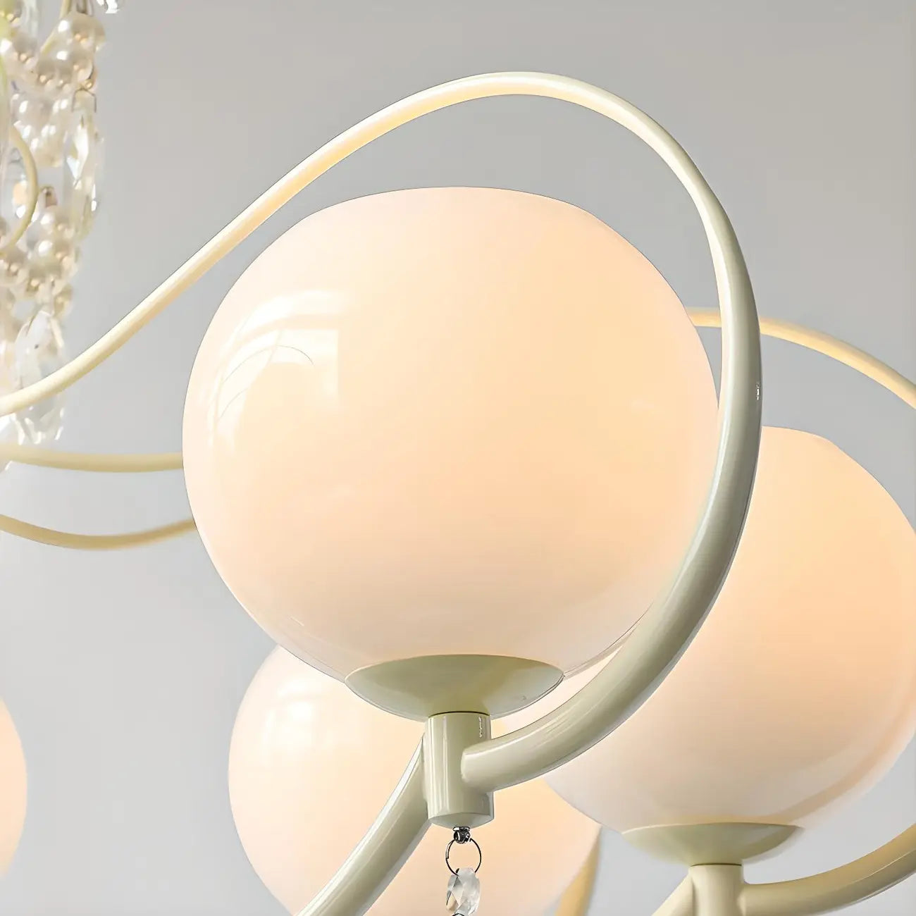 Lustre moderne en cristal, métal ivoire et verre blanc.