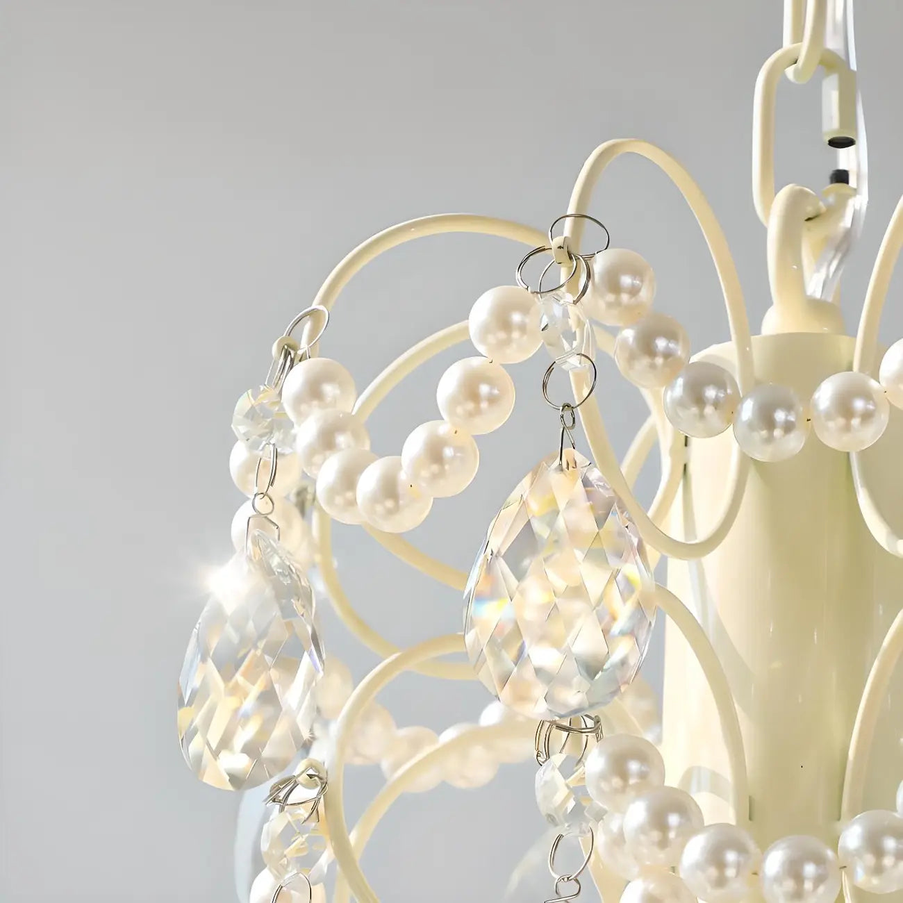 Lustre moderne en cristal, métal ivoire et verre blanc.