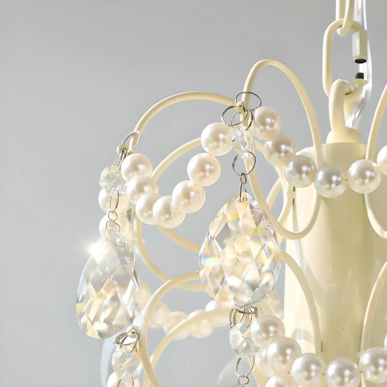 Lustre moderne en cristal, métal ivoire et verre blanc.