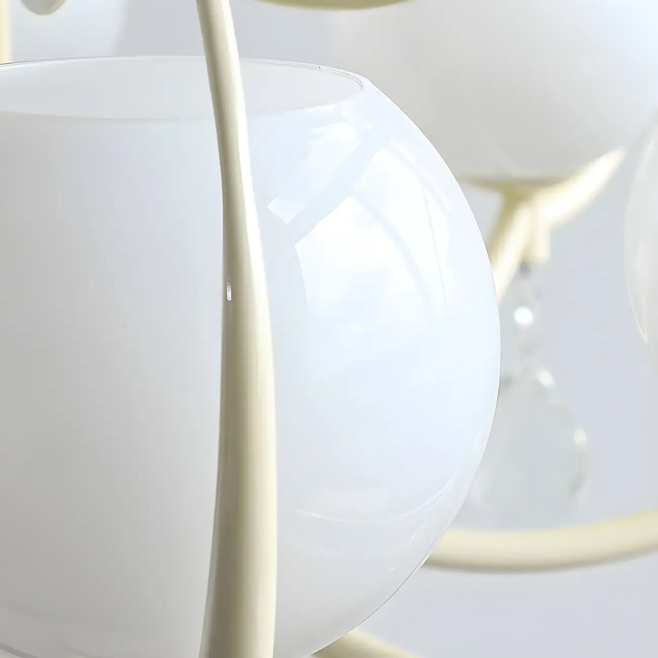Lustre moderne en cristal, métal ivoire et verre blanc.