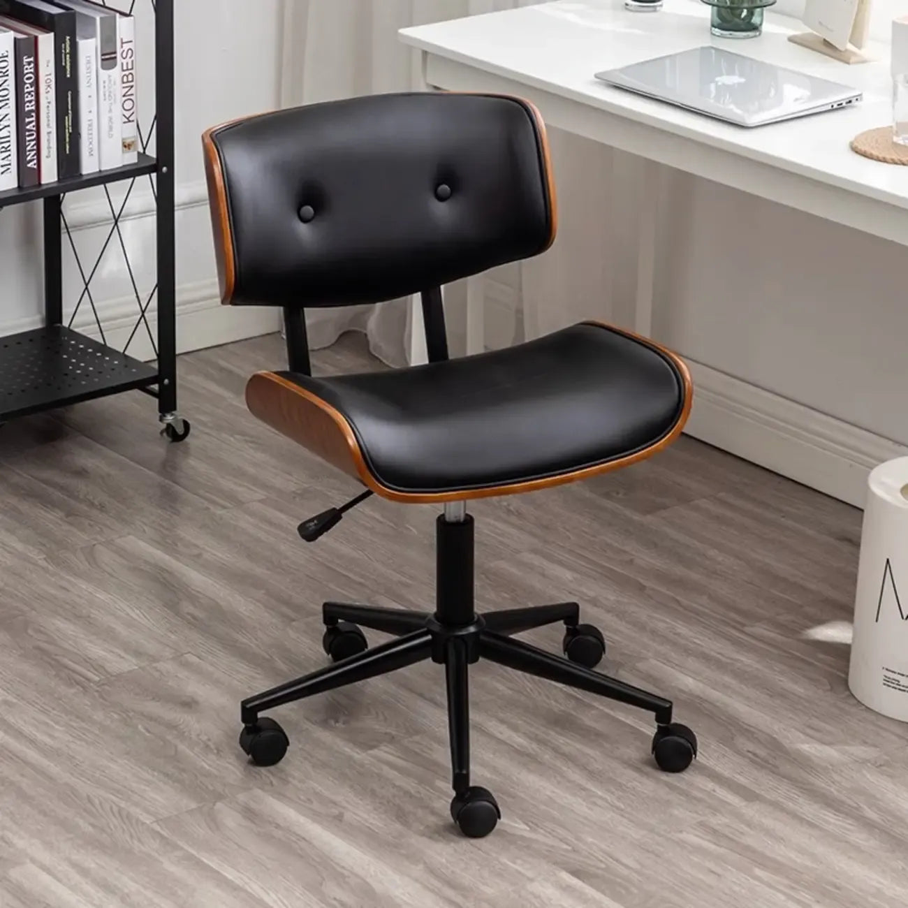 Fauteuil de bureau ergonomique pivotant en cuir noir réglable