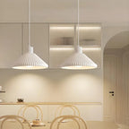 Suspension moderne beige conique pour îlot de cuisine, réglable.