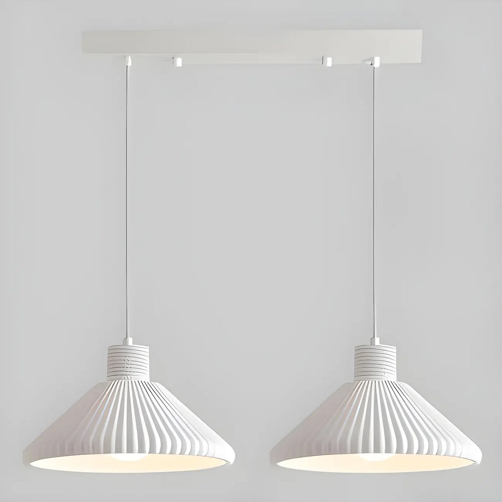 Suspension moderne beige conique pour îlot de cuisine, réglable.