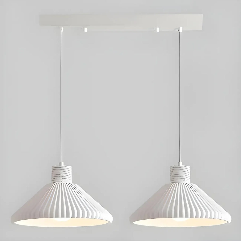 Suspension moderne beige conique pour îlot de cuisine, réglable.