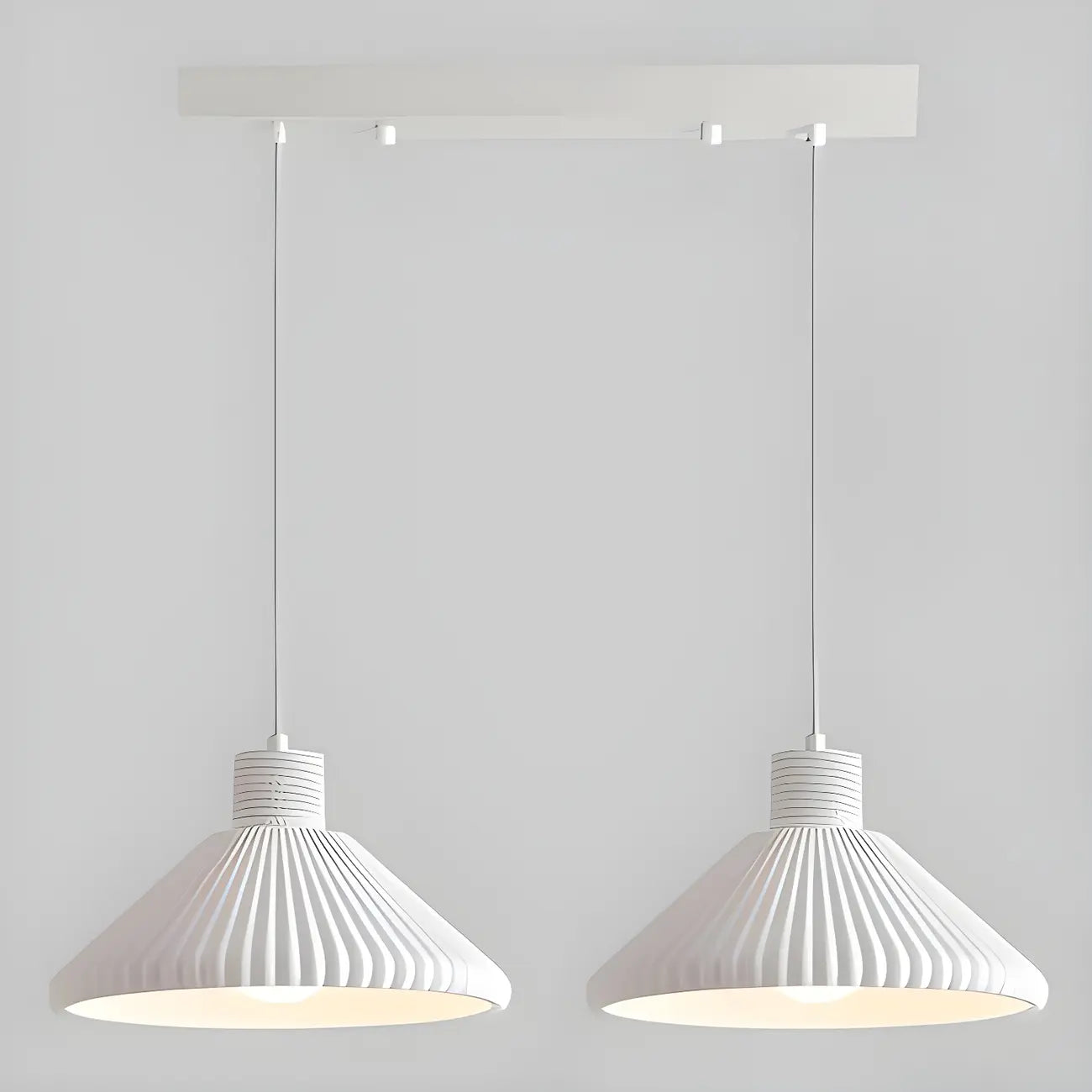 Suspension moderne beige conique pour îlot de cuisine, réglable.