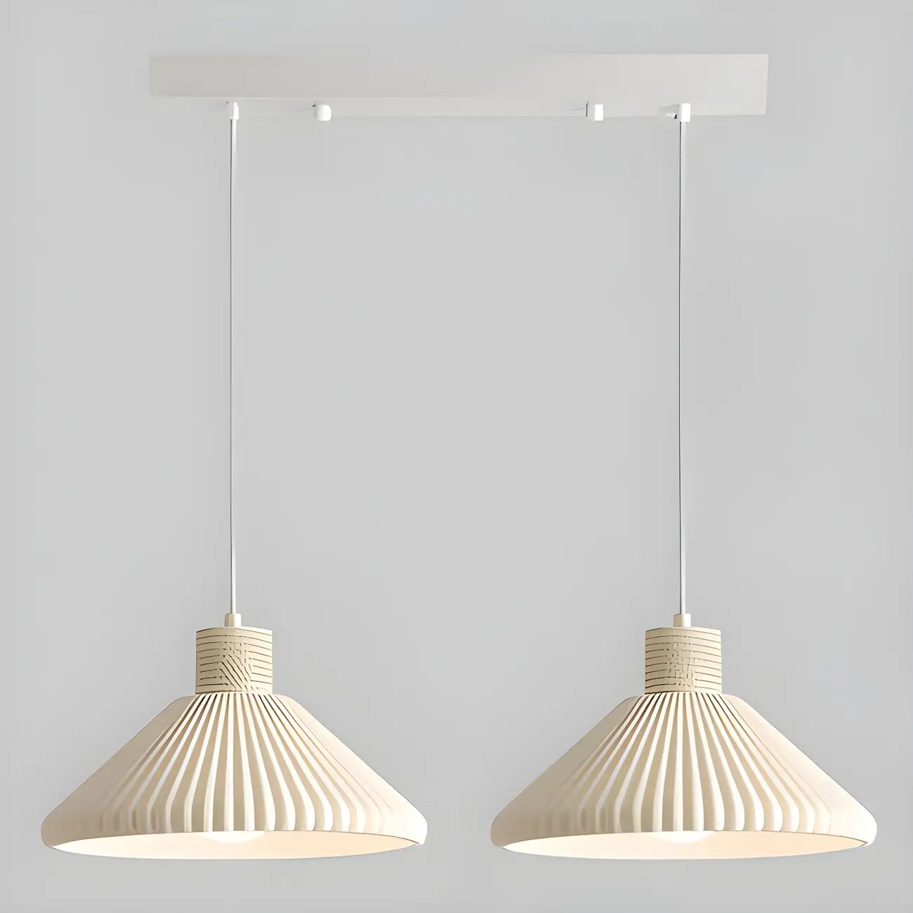 Suspension moderne beige conique pour îlot de cuisine, réglable.