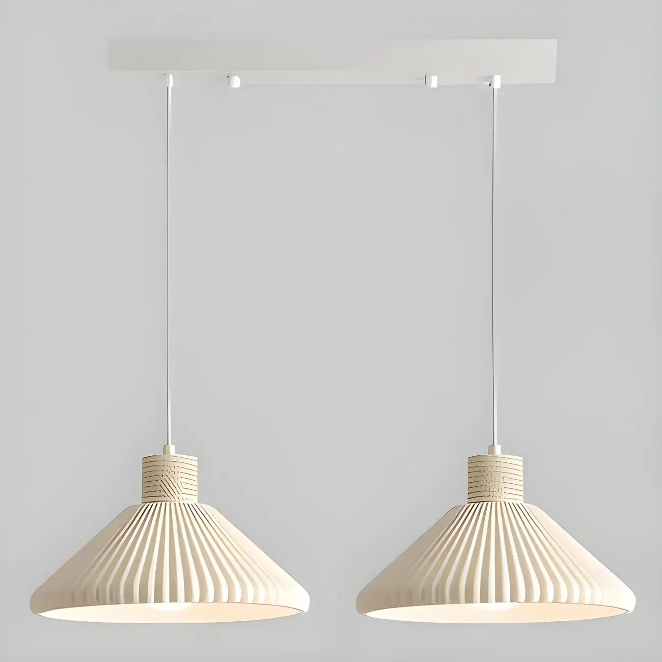 Suspension moderne beige conique pour îlot de cuisine, réglable.