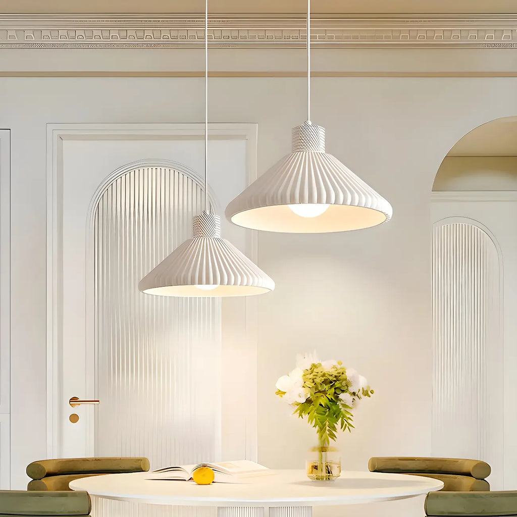 Suspension moderne beige conique pour îlot de cuisine, réglable.