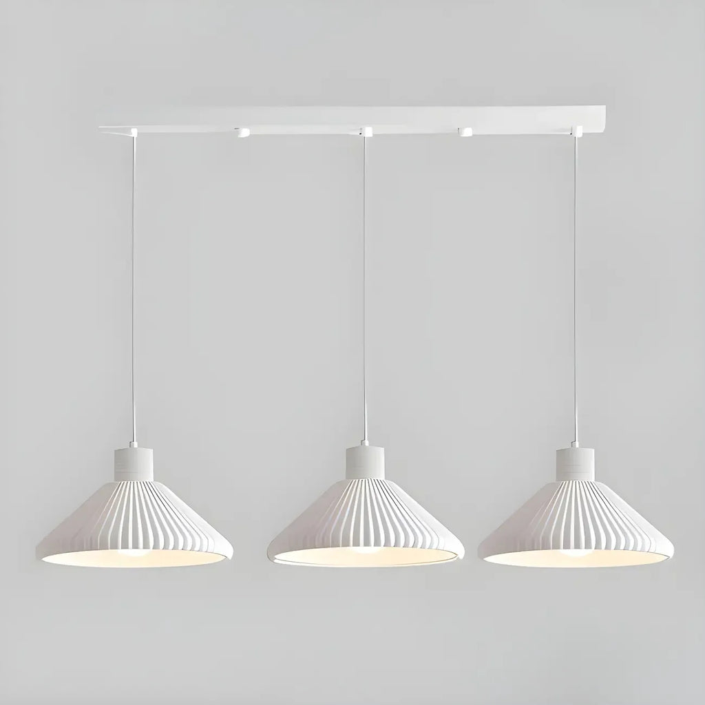 Suspension moderne beige conique pour îlot de cuisine, réglable.