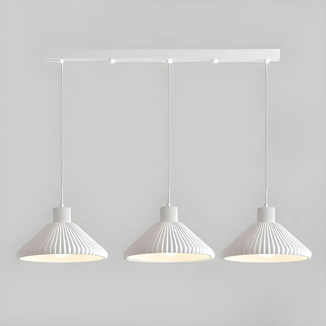 Suspension moderne beige conique pour îlot de cuisine, réglable.