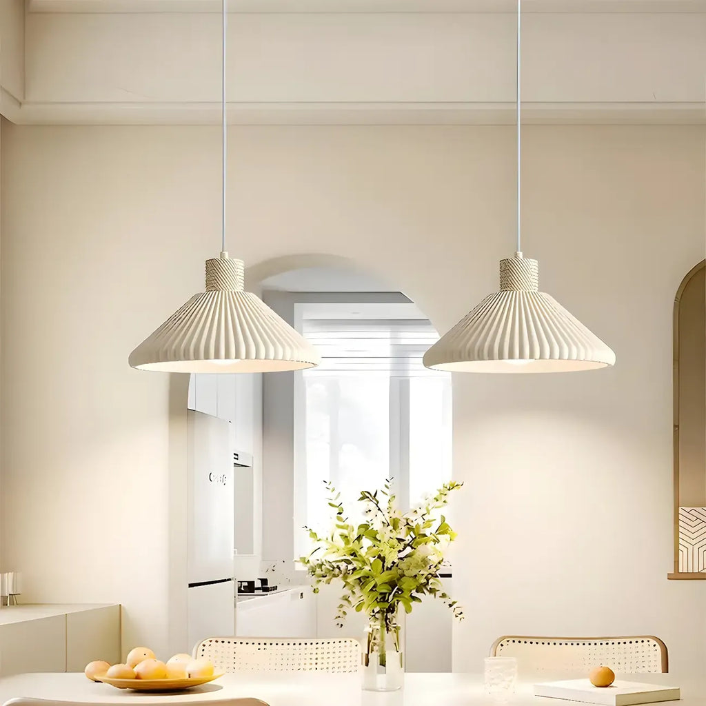 Suspension moderne beige conique pour îlot de cuisine, réglable.