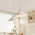 Suspension moderne beige conique pour îlot de cuisine, réglable.
