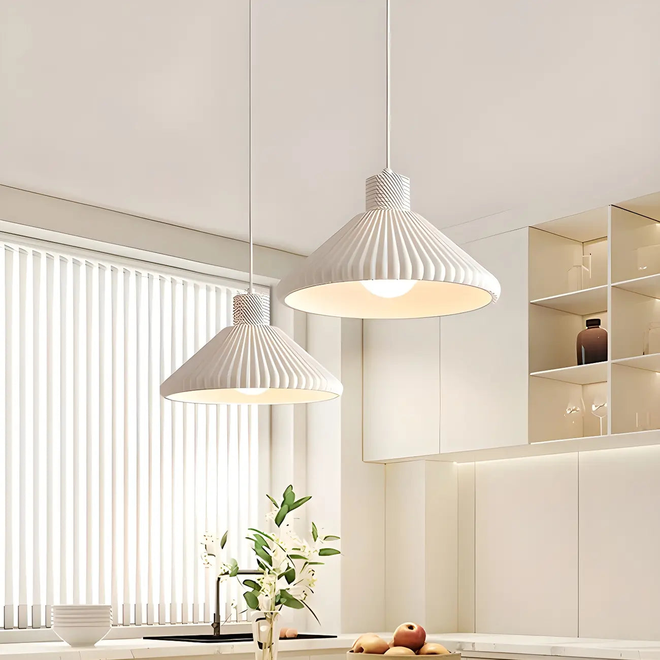 Suspension moderne beige conique pour îlot de cuisine, réglable.