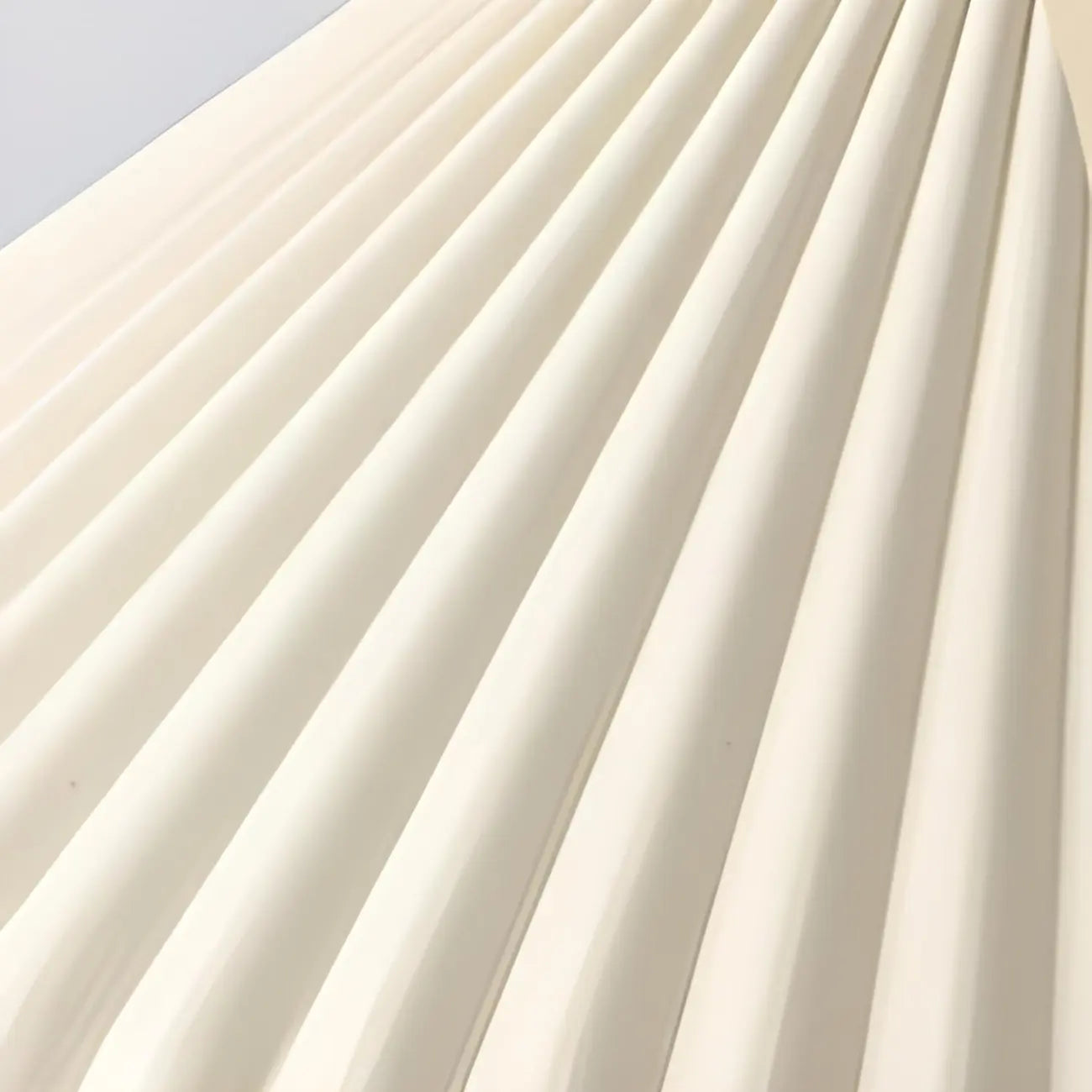 Suspension moderne beige conique pour îlot de cuisine, réglable.