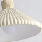 Suspension moderne beige conique pour îlot de cuisine, réglable.