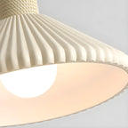 Suspension moderne beige conique pour îlot de cuisine, réglable.