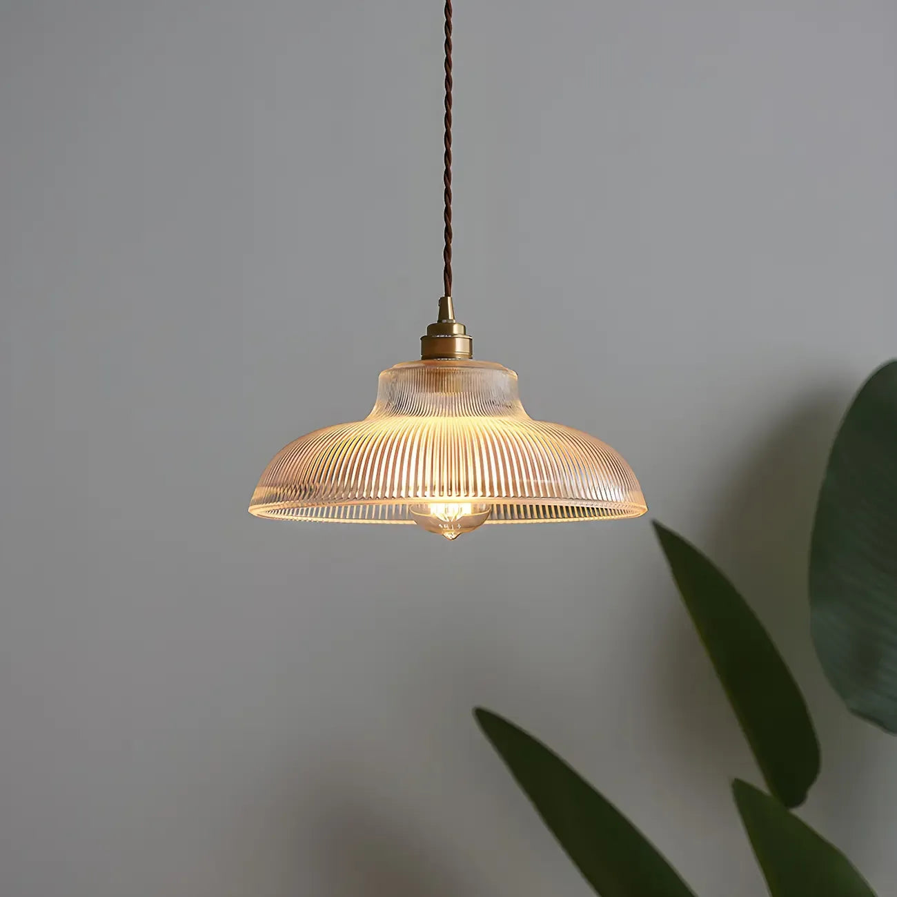 Suspension minimaliste en verre transparent avec corde dorée