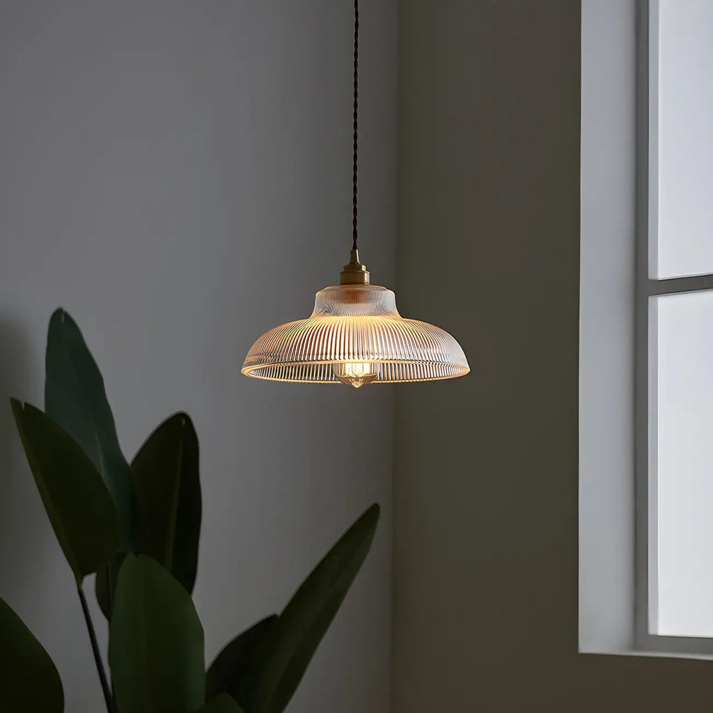 Suspension minimaliste en verre transparent avec corde dorée