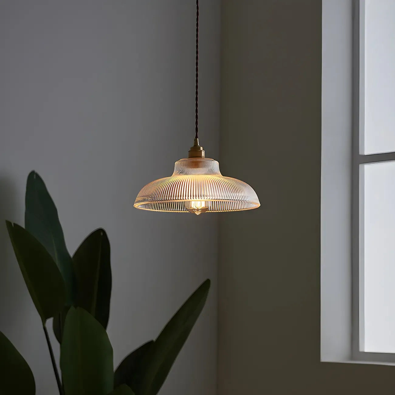 Suspension minimaliste en verre transparent avec corde dorée