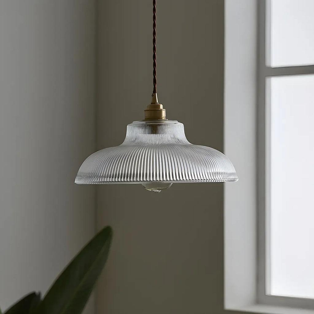 Suspension minimaliste en verre transparent avec corde dorée