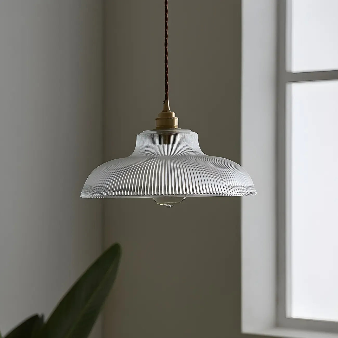 Suspension minimaliste en verre transparent avec corde dorée