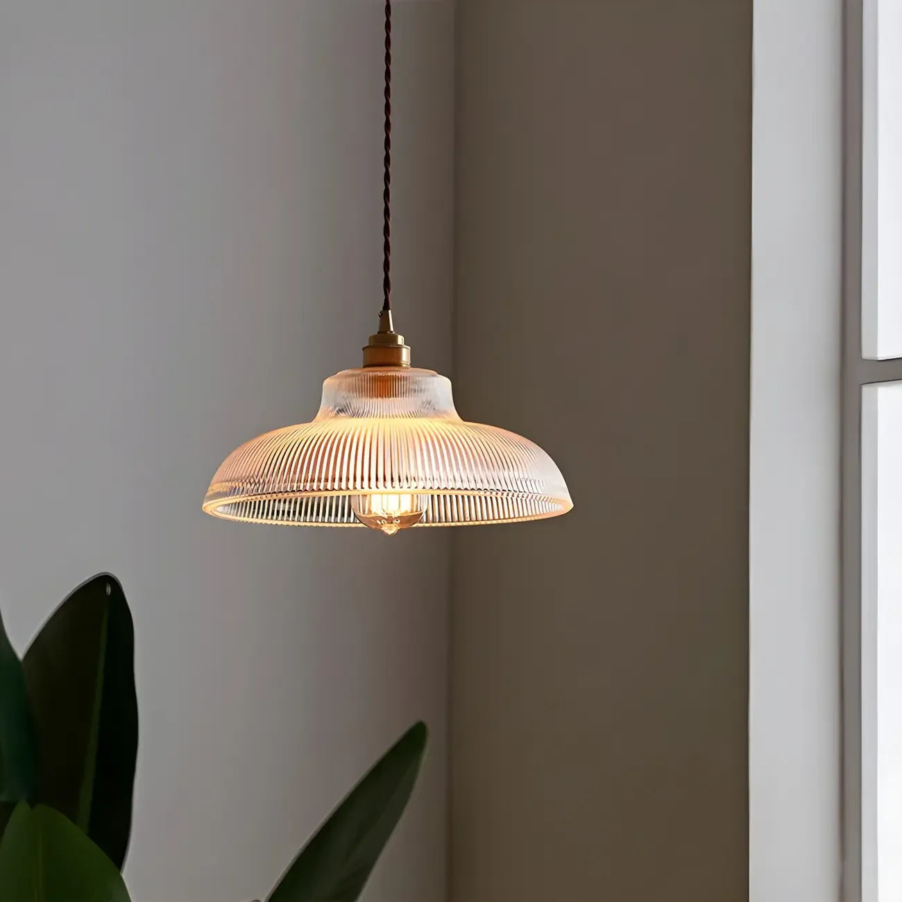 Suspension minimaliste en verre transparent avec corde dorée