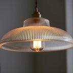 Suspension minimaliste en verre transparent avec corde dorée