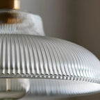 Suspension minimaliste en verre transparent avec corde dorée