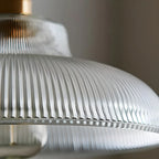 Suspension minimaliste en verre transparent avec corde dorée