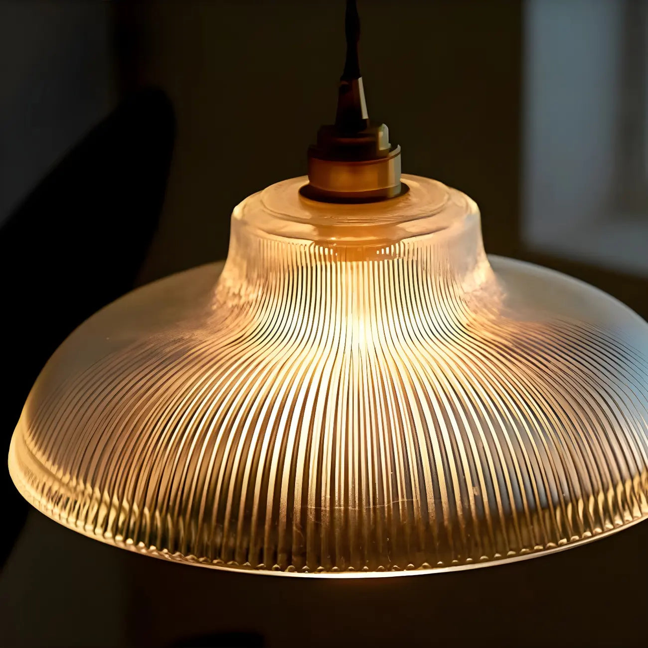 Suspension minimaliste en verre transparent avec corde dorée
