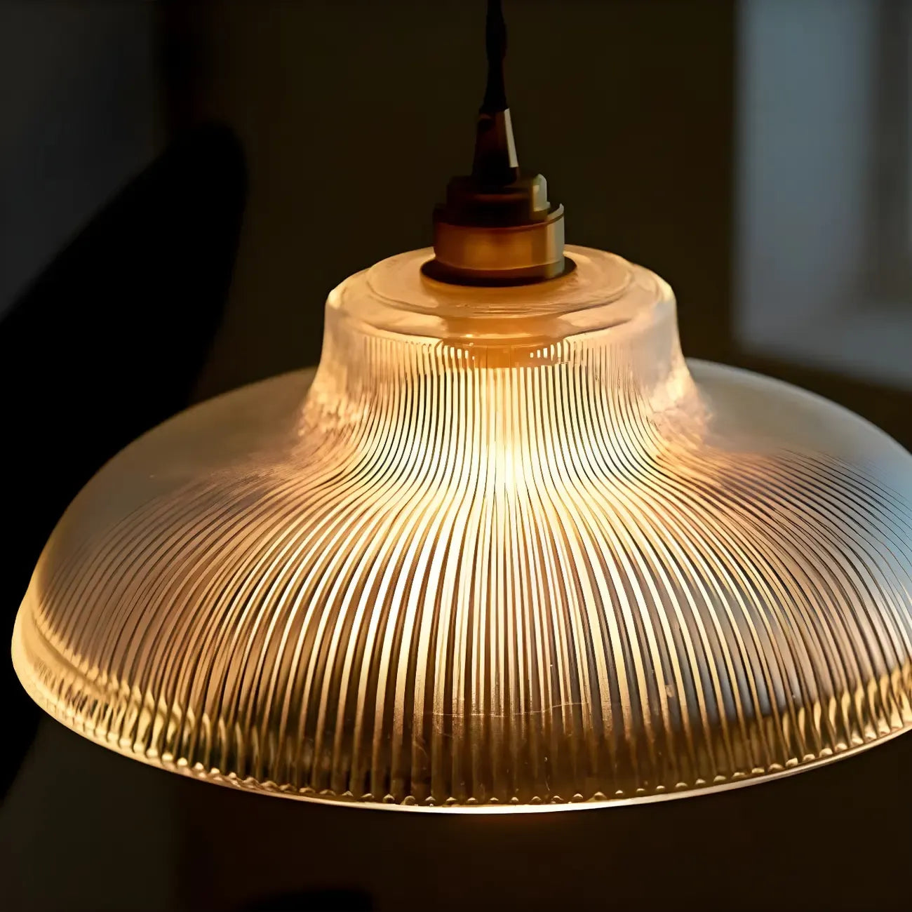 Suspension minimaliste en verre transparent avec corde dorée