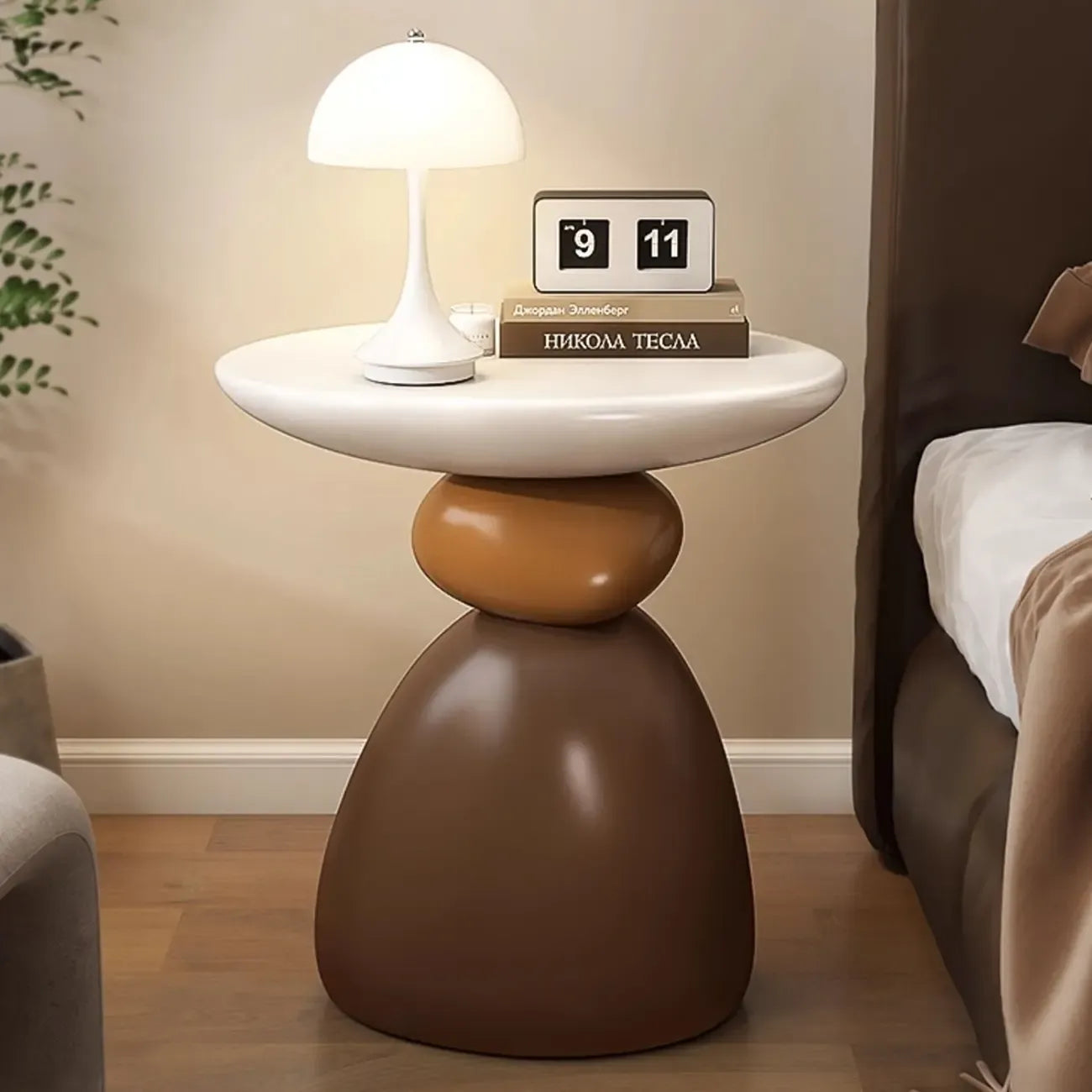 Table d'appoint contemporaine à base en résine artistique
