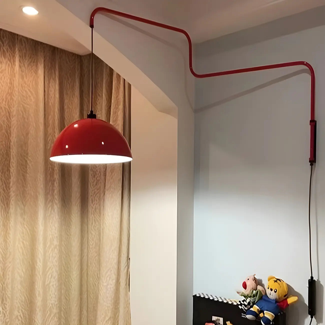 Applique murale géométrique rouge élégante à bras articulé pour salle à manger