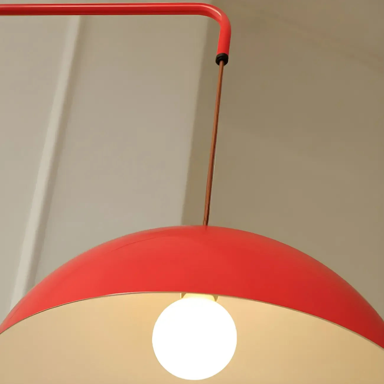 Applique murale géométrique rouge élégante à bras articulé pour salle à manger