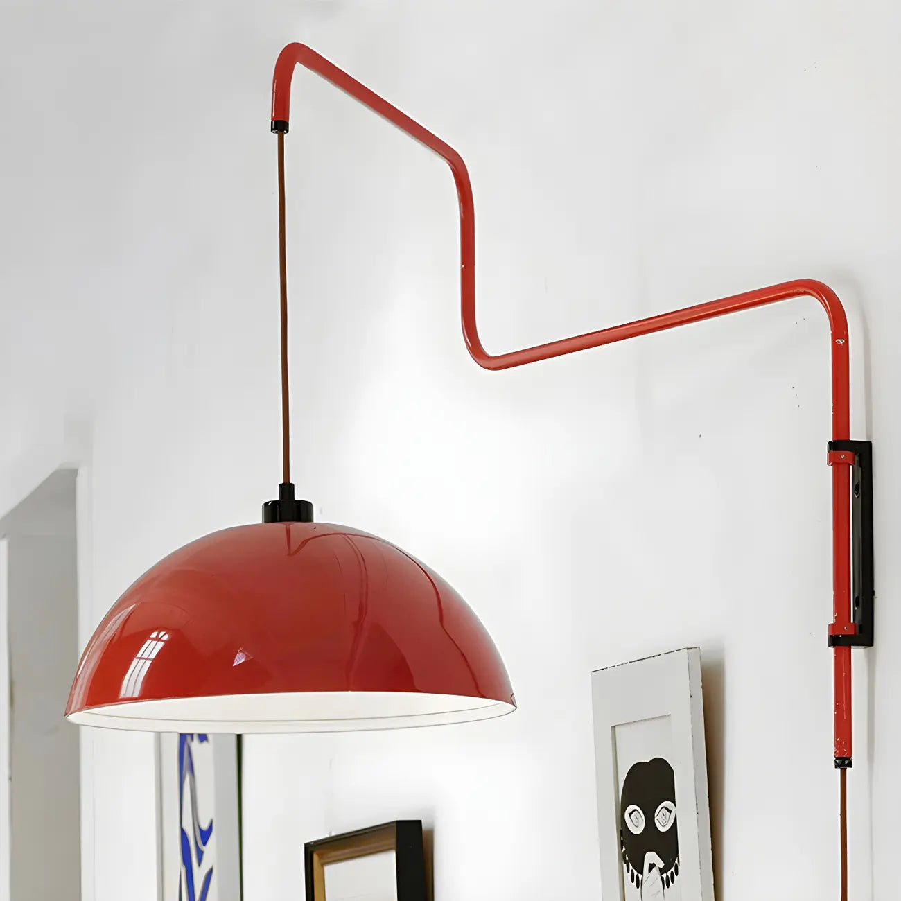 Applique murale géométrique rouge élégante à bras articulé pour salle à manger