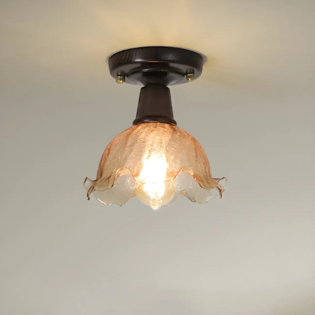 Plafonnier semi-encastré chic en verre et noyer pour la décoration d'un couloir