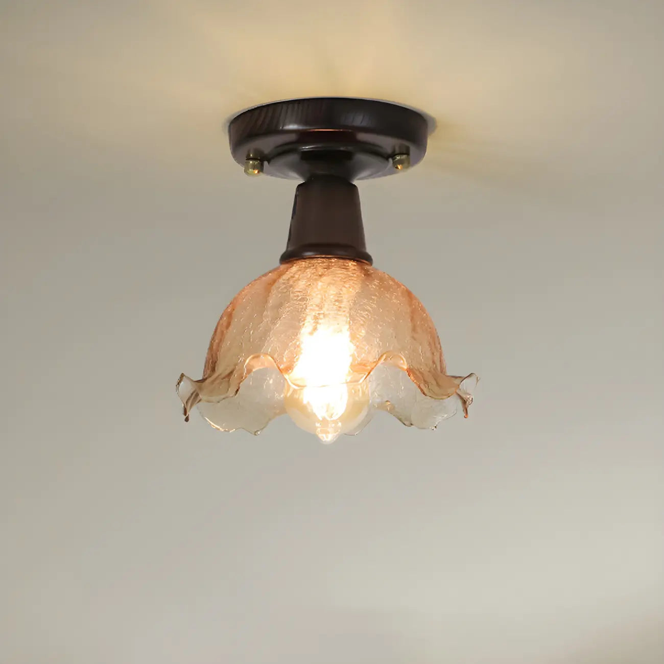 Plafonnier semi-encastré chic en verre et noyer pour la décoration d'un couloir