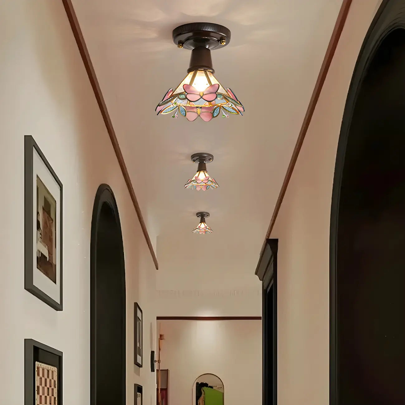 Plafonnier semi-encastré chic en verre et noyer pour la décoration d'un couloir