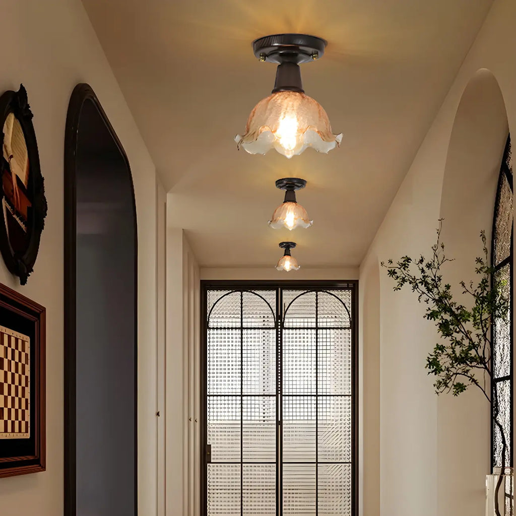 Plafonnier semi-encastré chic en verre et noyer pour la décoration d'un couloir