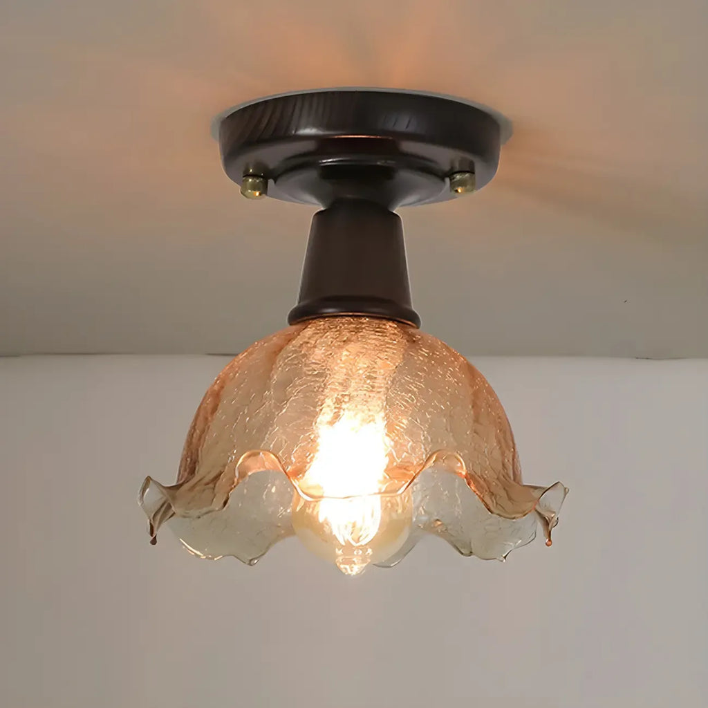 Plafonnier semi-encastré chic en verre et noyer pour la décoration d'un couloir