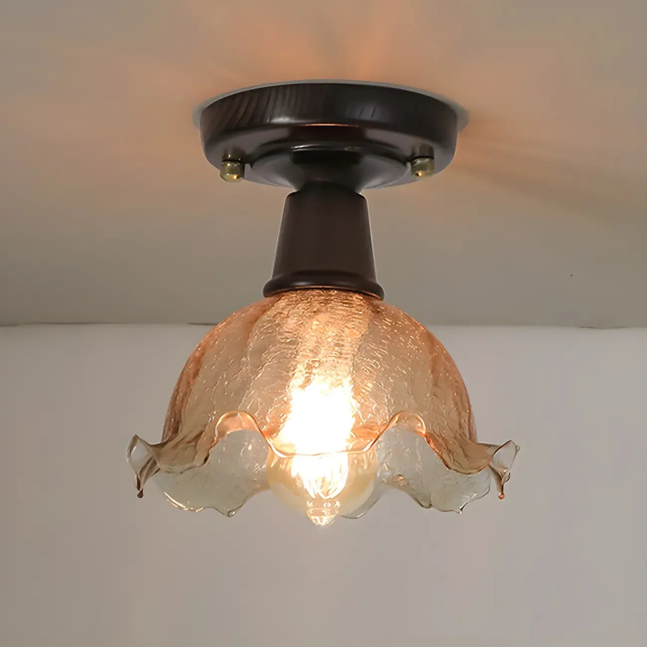 Plafonnier semi-encastré chic en verre et noyer pour la décoration d'un couloir