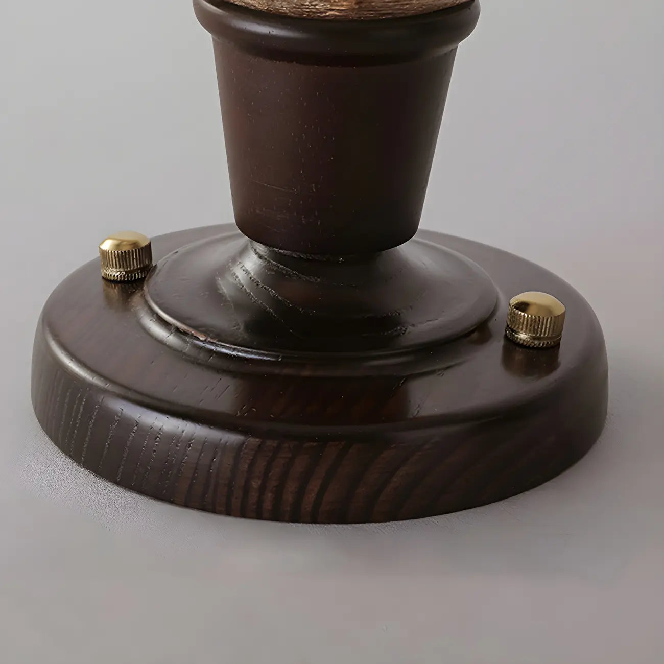 Plafonnier semi-encastré chic en verre et noyer pour la décoration d'un couloir