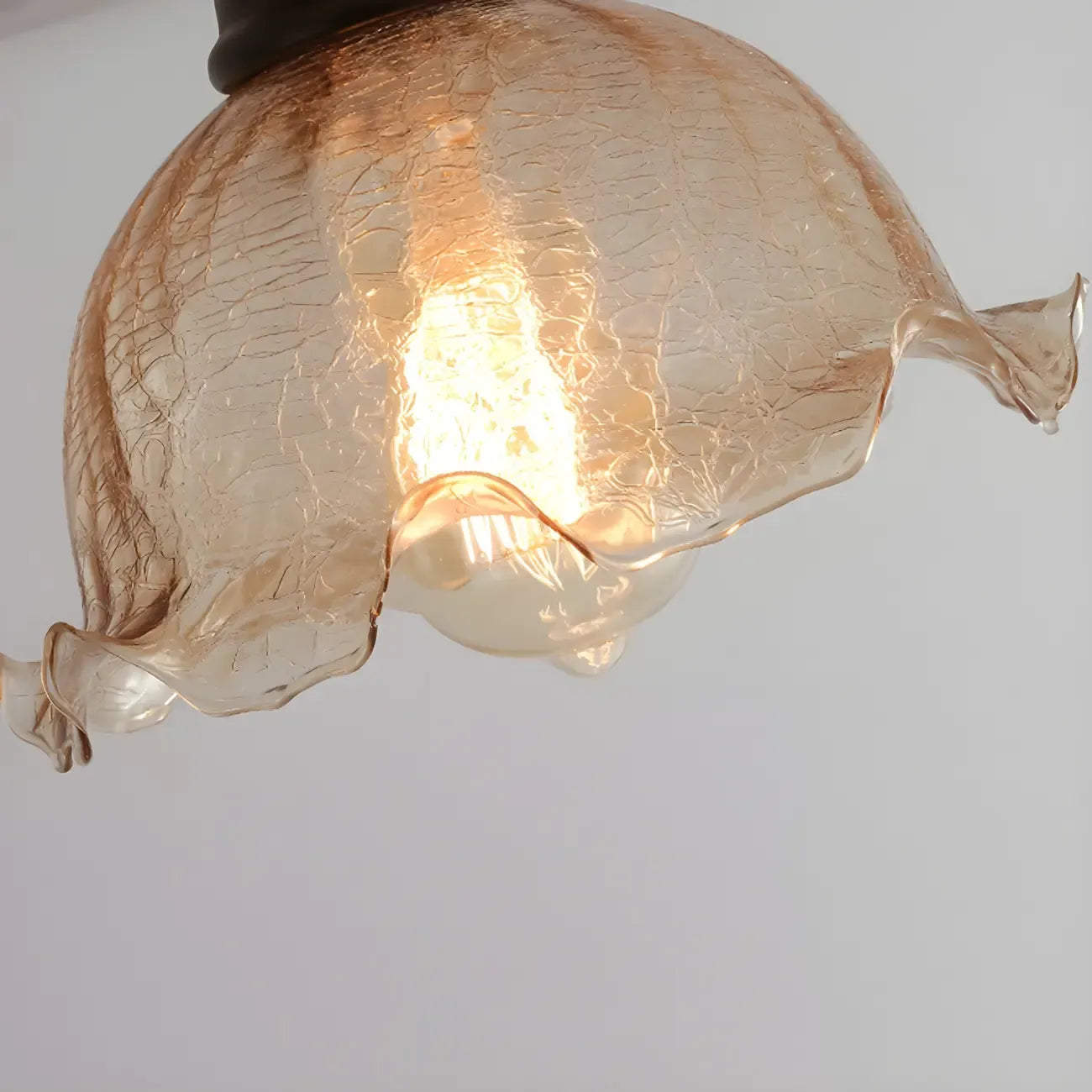 Plafonnier semi-encastré chic en verre et noyer pour la décoration d'un couloir