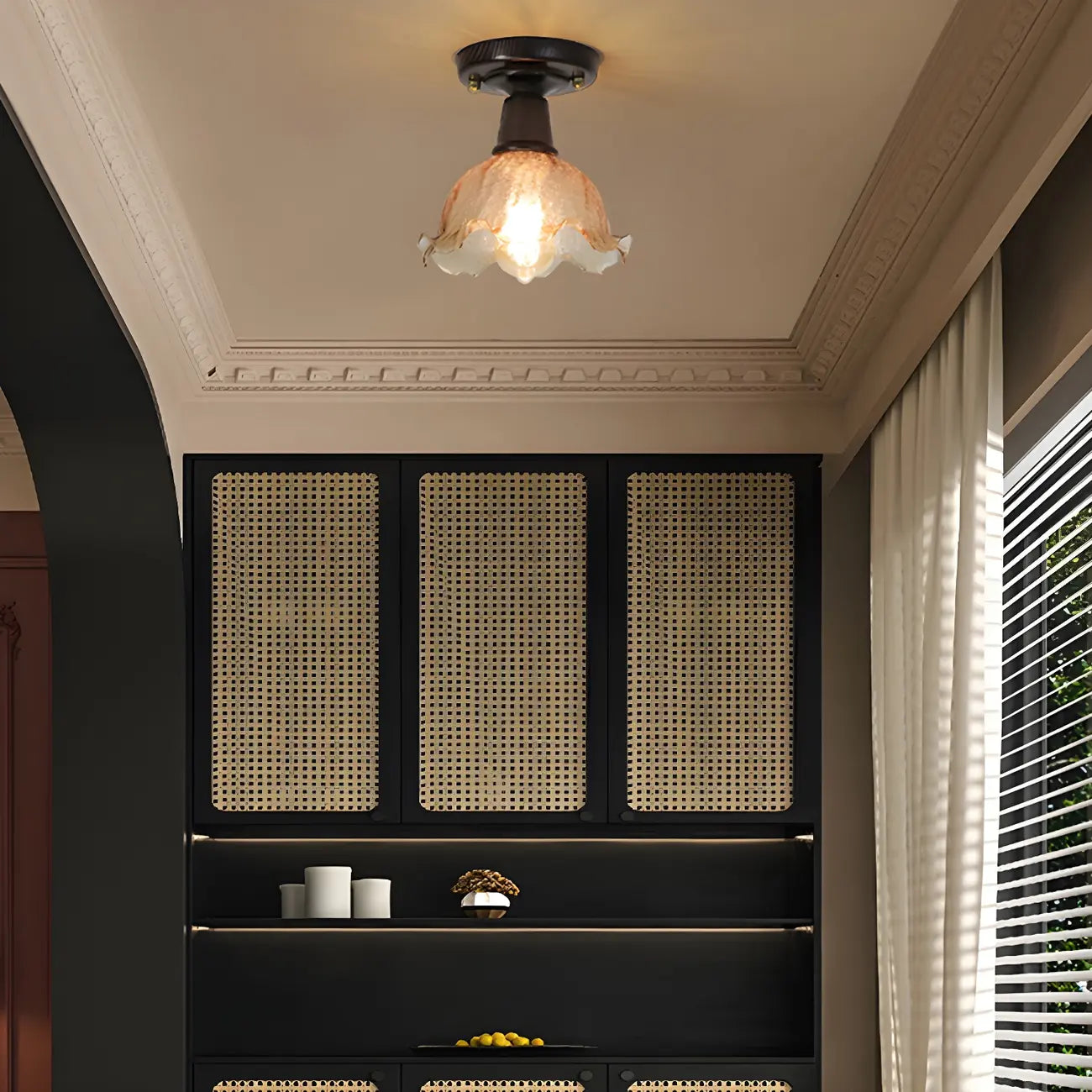 Plafonnier semi-encastré chic en verre et noyer pour la décoration d'un couloir