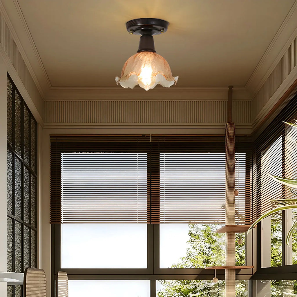 Plafonnier semi-encastré chic en verre et noyer pour la décoration d'un couloir