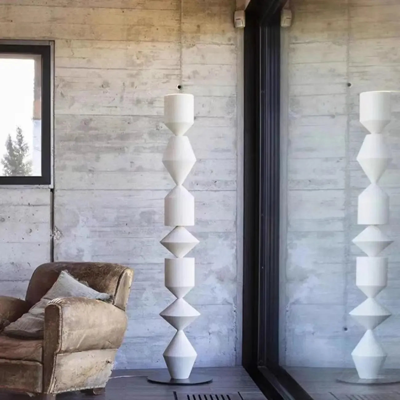 Lampadaire sculptural géométrique contemporain en métal pour salon