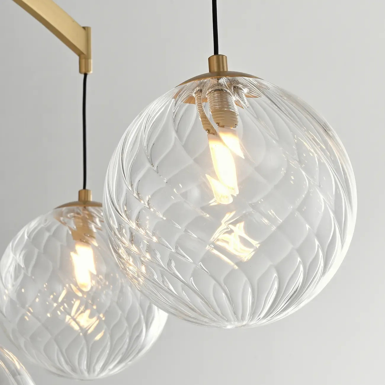 Lustre sphérique en verre doré et cristal, design moderne et élégant